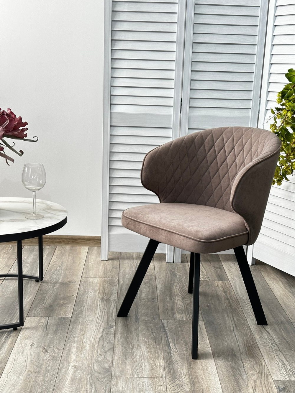 Стул М-City DISAUR Скат (Skat) поворотный на поворотный на 360 градусов, B5 Капучино, Велюр, Черный каркас