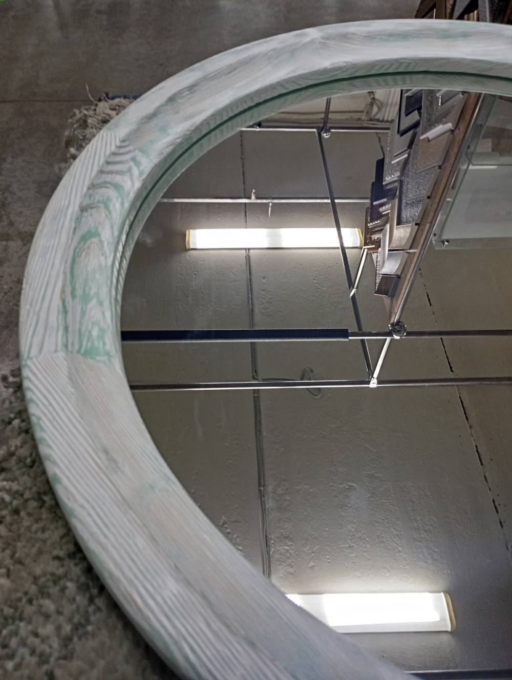 Зеркало круглое в деревянной раме