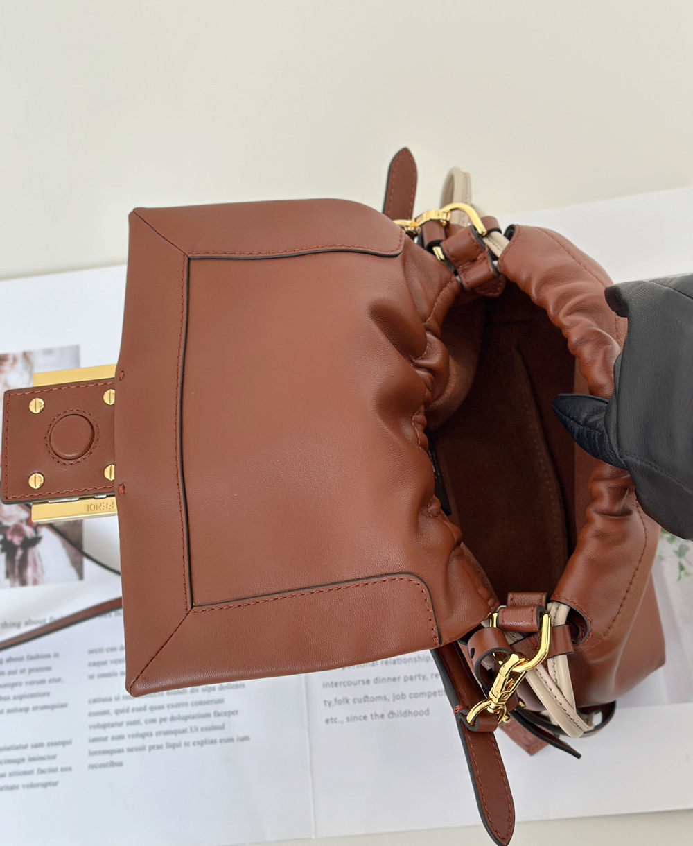 Fendi Small Mamma Baguette 16 cm