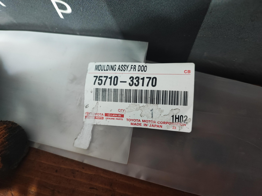 Молдинг стекла переднего правого Camry XV70 Новый Оригинал 7571033170