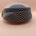 ТАблетка с Вуалью и брошью.