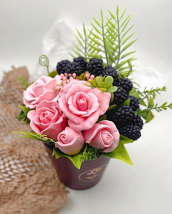 Букет «Ежевика в розах»