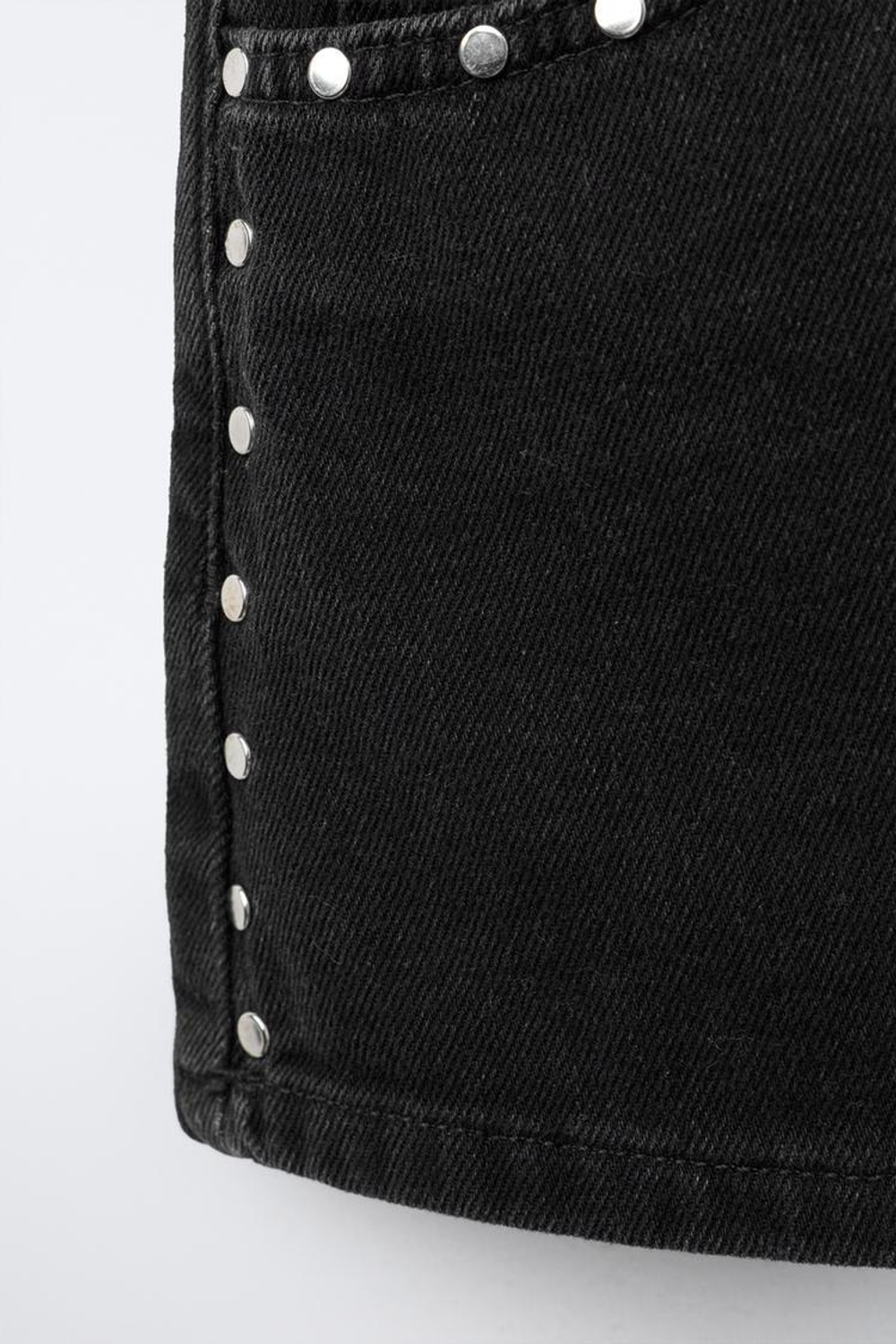 ZARA ДЖИНСОВАЯ ЮБКА-ШОРТЫ С ЗАКЛЕПКАМИ, ЧЕРНЫЙ
