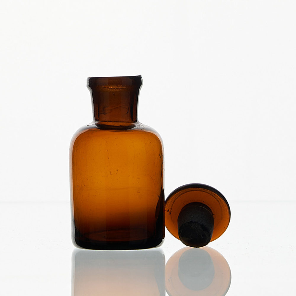 Склянка для реактивов СТУ-30 из темного стекла с узкой горловиной и притертой пробкой 30 мл
