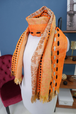 Шарф яркий с бахромой