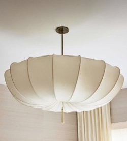 Элегантная люстра с воздушным плафоном и мягкими волнообразными линиями