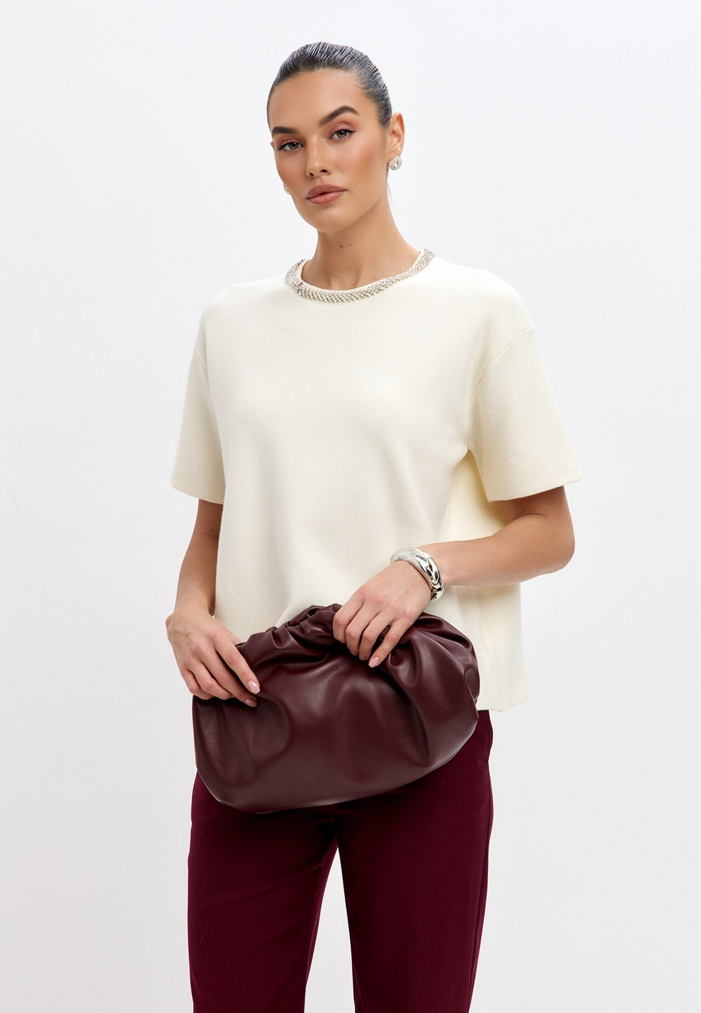 Футболка с кристаллами на воротнике