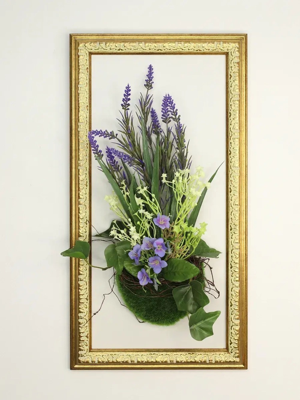 Искусственные цветы в багетной раме для декора