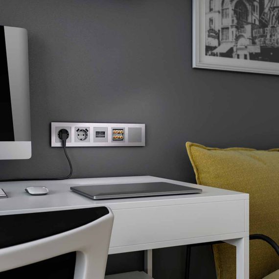 Розетка Werkel с заземлением, шторками и USBх2 серебряная W1171506 4690389156458