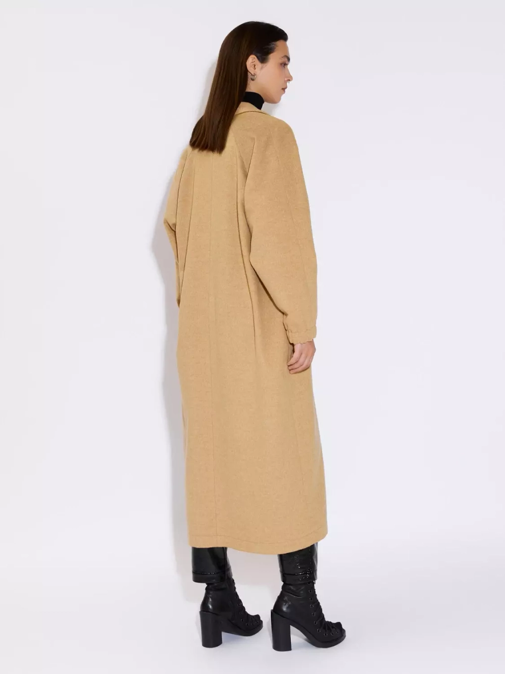 Пальто-халат бежевого цвета с вышивкой OLA OLA