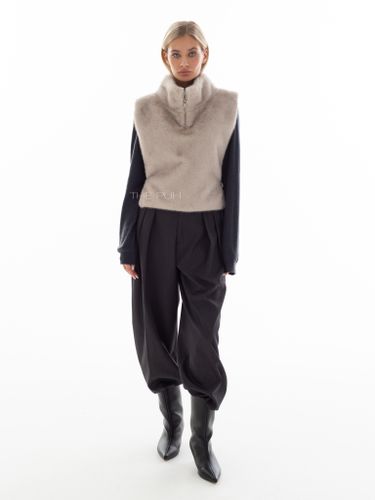 Жемчужно-серая манишка из эко-меха на молнии