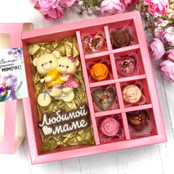 Шоколадный набор "Любимой маме": мишки на велике, шоколадка-надпись и 8 конфет ручной работы