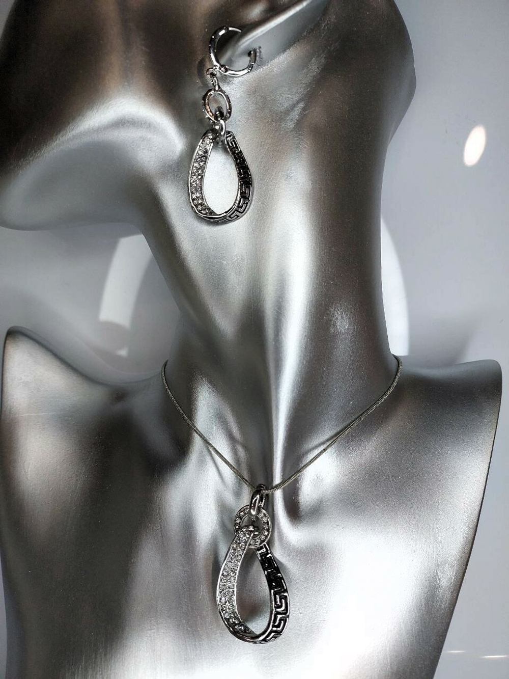 Комплект бижутерии. Набор колье с серьгами "Юнона"