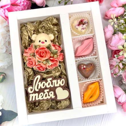 Шоколадный набор: "Люблю тебя. Мишка с розами": шоколадка-надпись и 4 конфеты ручной работы