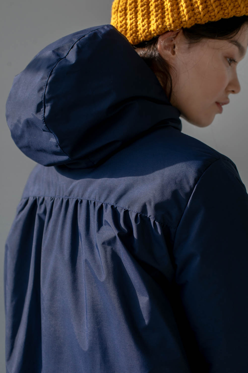 Темно-синяя зимняя куртка