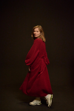 Платье оверсайз "жабо без жабо" из плюшевой ткани Тедди, бордо