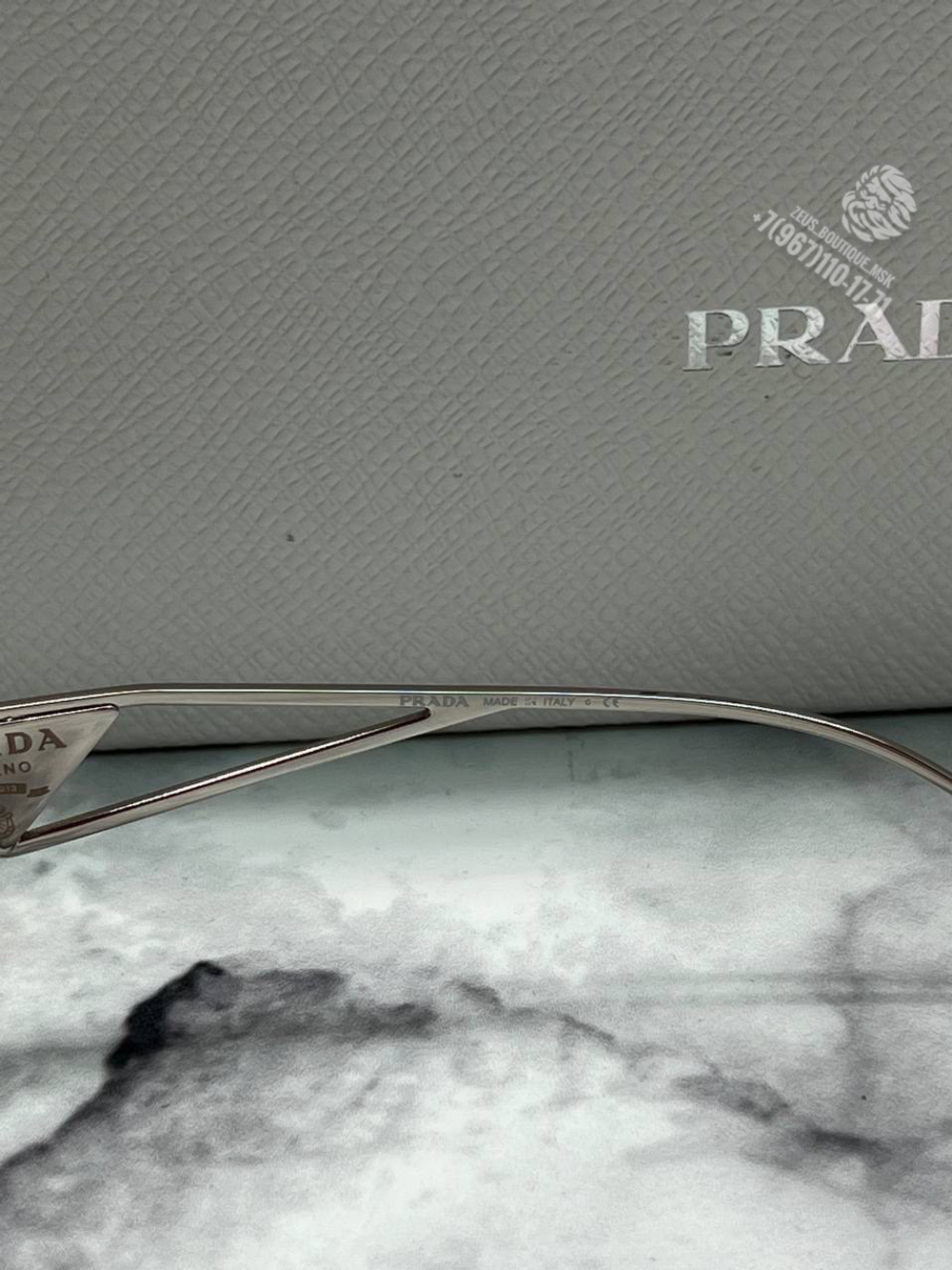 Солнечные очки Prada