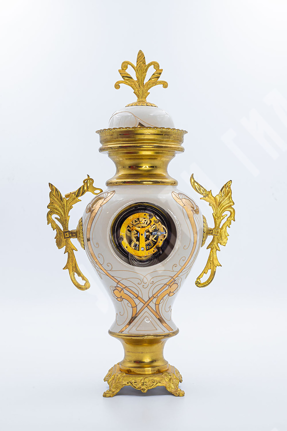 Фарфоровый часовой гарнитур с двумя жирандолями. Франция. Нач. XX в.