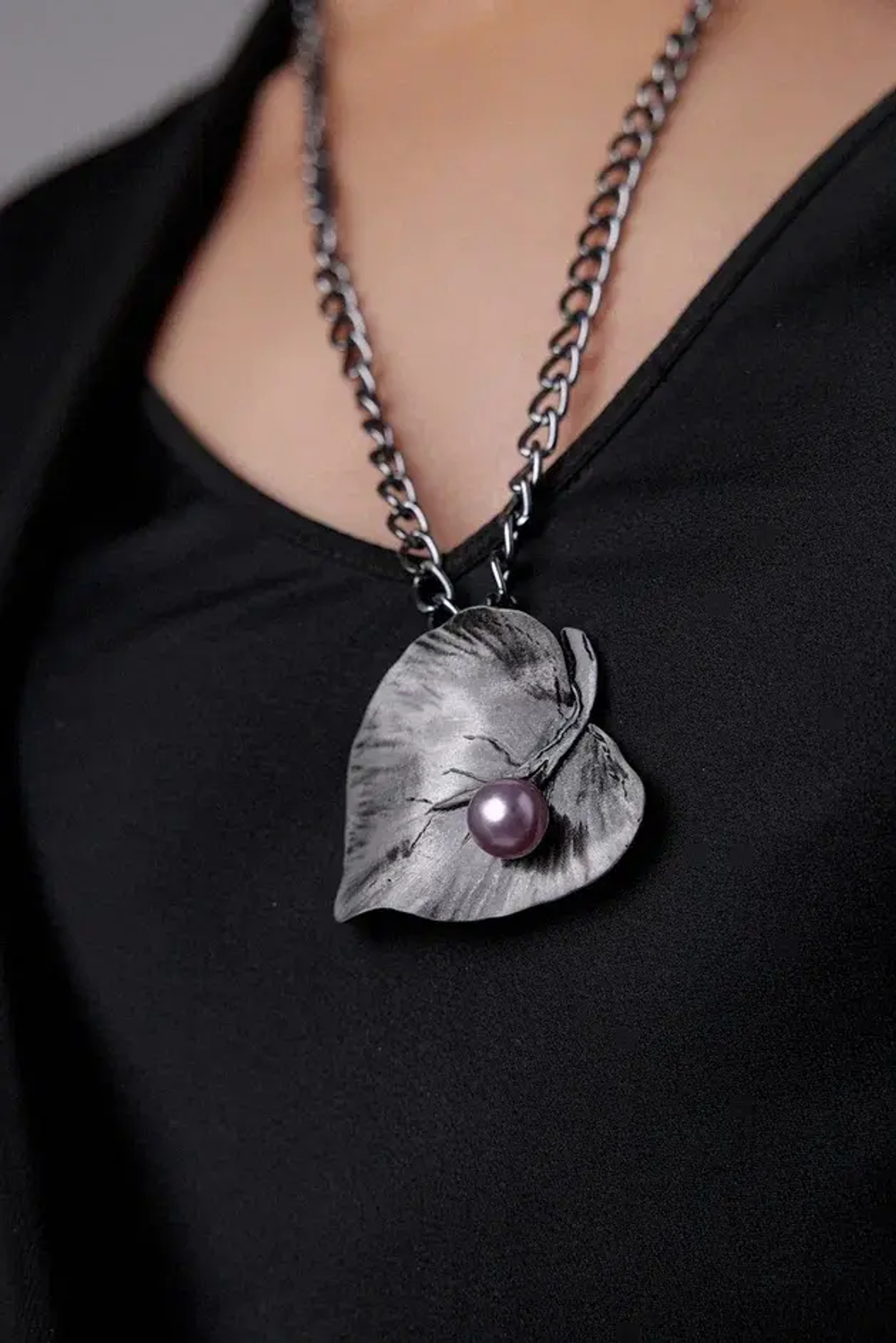 HMG 1311 Брошь-кулон лист с сиреневым жемчугом арт.1115