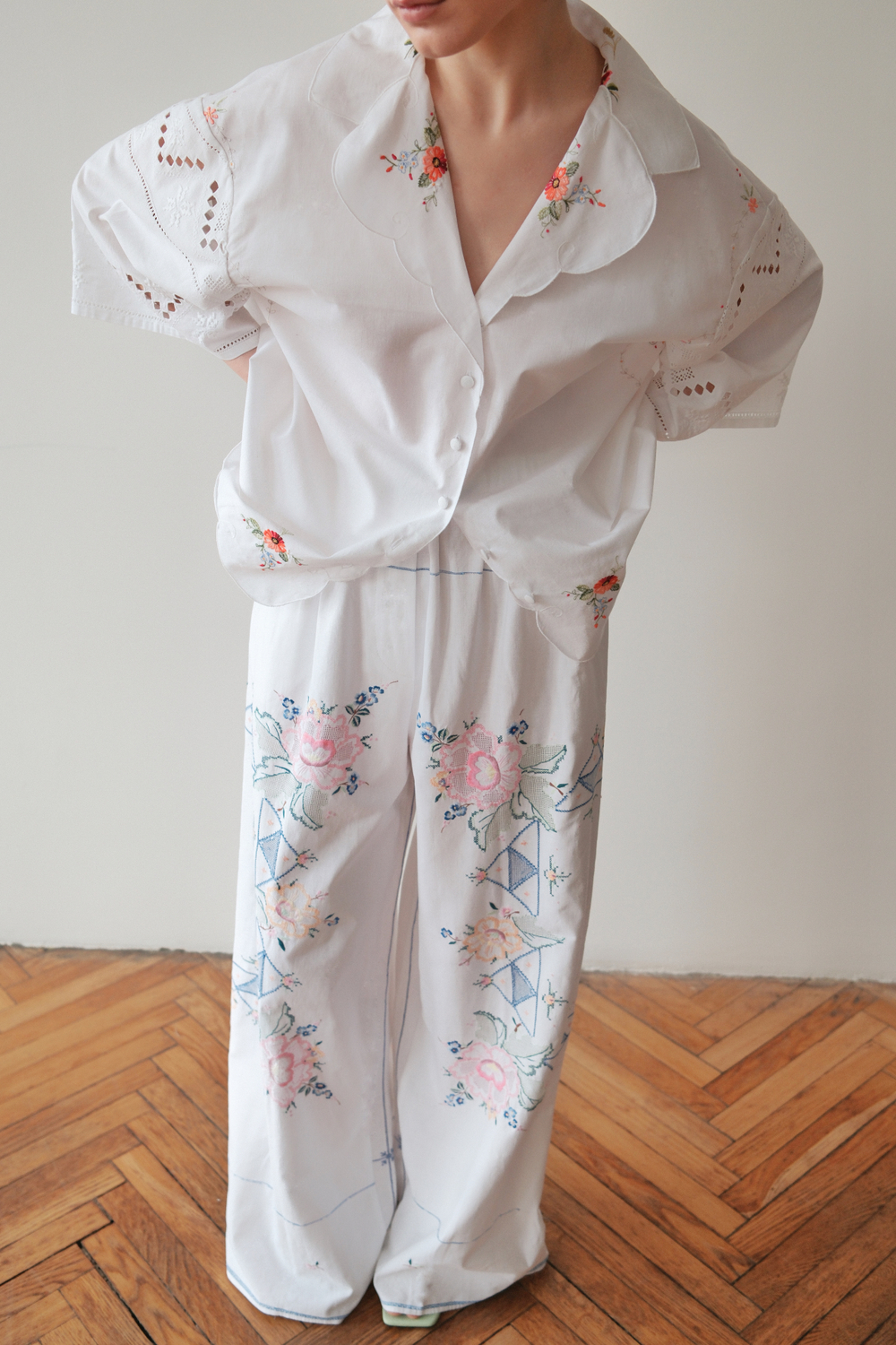 Брюки с цветочной вышивкой