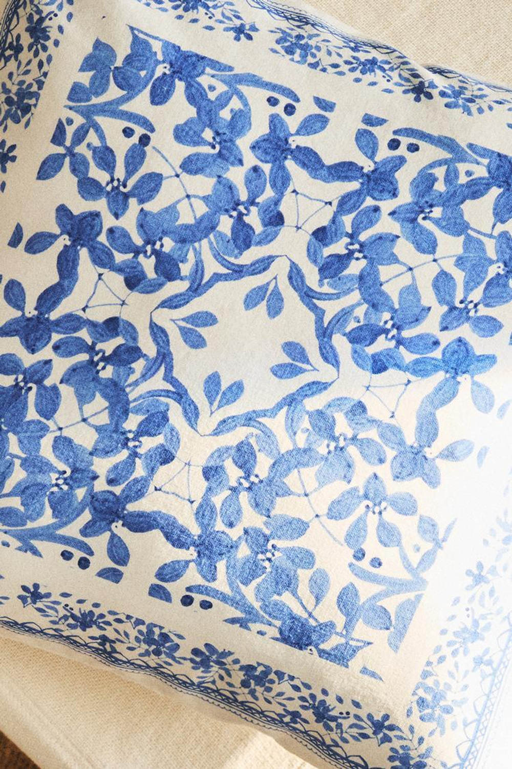 ZARA HOME ЧЕХОЛ ДЛЯ ДЕКОРАТИВНОЙ ПОДУШКИ С ПРИНТОМ «МОЗАЙКА», СИНИЙ