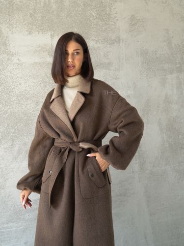 Коричневое двустороннее пальто на поясе с меховым воротником