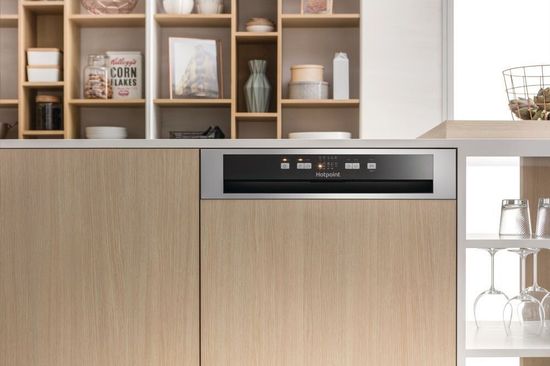 Встраиваемая посудомоечная машина Hotpoint-Ariston HBC 2B19