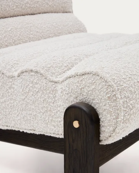 Кресло Magira, белое букле, массив дуба с темной отделкой