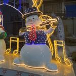 новогодний снеговик со скрипкой