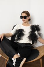 Не базовая футболка  в молочном оттенке с воздушным декором