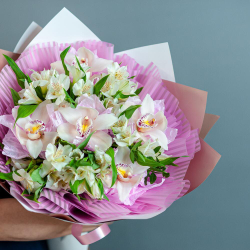 Нежный букет с орхидеей