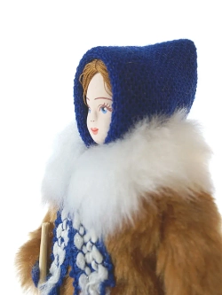 Кукла фарфоровая Девочка с лопаткой