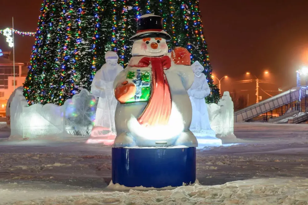 Уличная фигура "Снеговик с подарком"