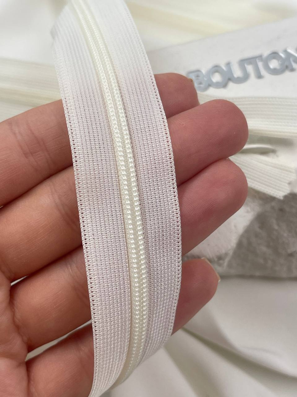 Молния потайная молочная