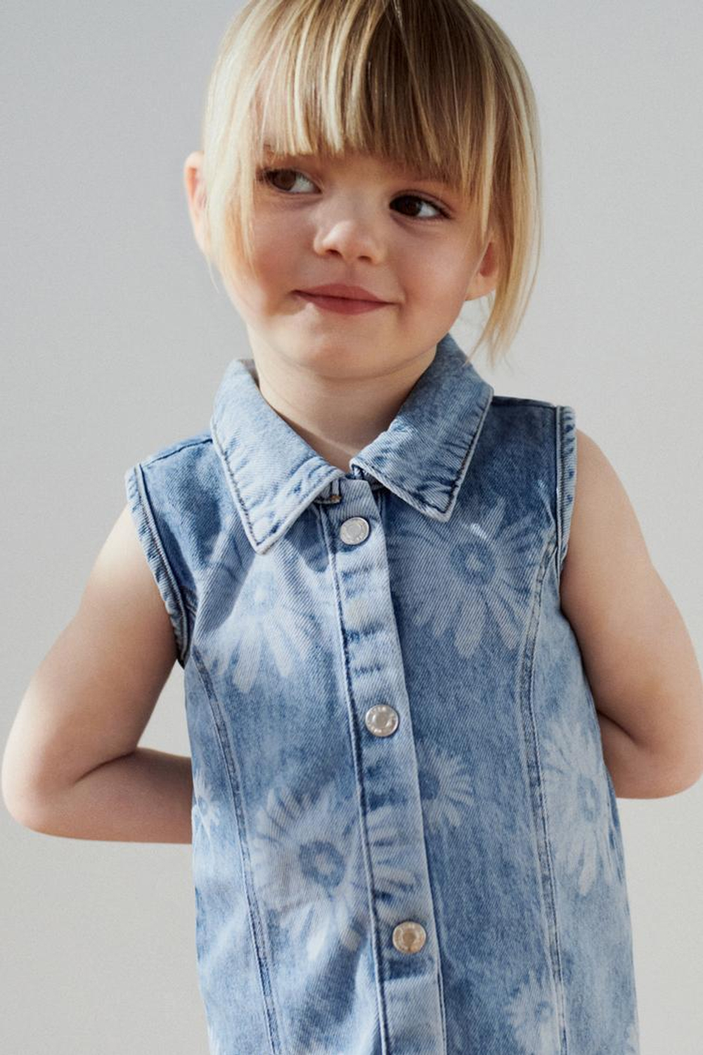 ZARA ДЖИНСОВОЕ ПЛАТЬЕ С ЦВЕТОЧНОЙ ВЫШИВКОЙ, ГОЛУБОЙ