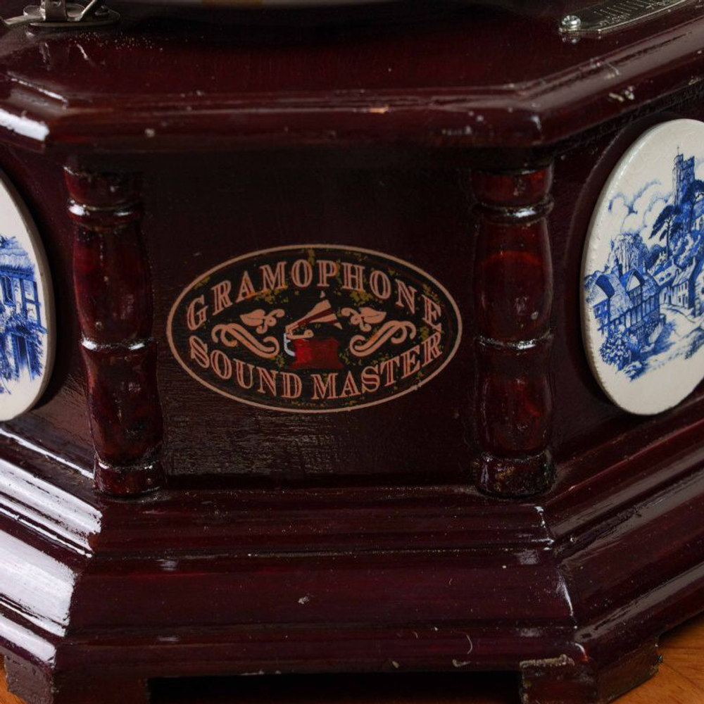 Граммофон с голландской керамикой