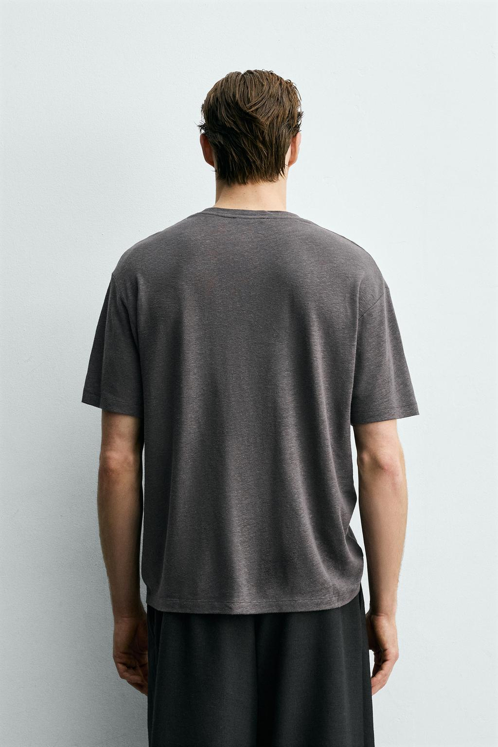 ZARA ФУТБОЛКА ИЗ ЛЬНА И ВИСКОЗЫ, ТЕМНО-СЕРЫЙ