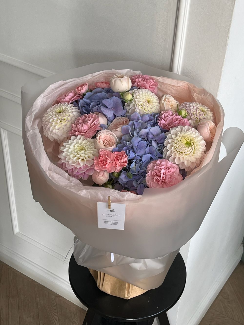 Букет сборный из гортензии, кустовой пионовидной розы, георгин и диантусов