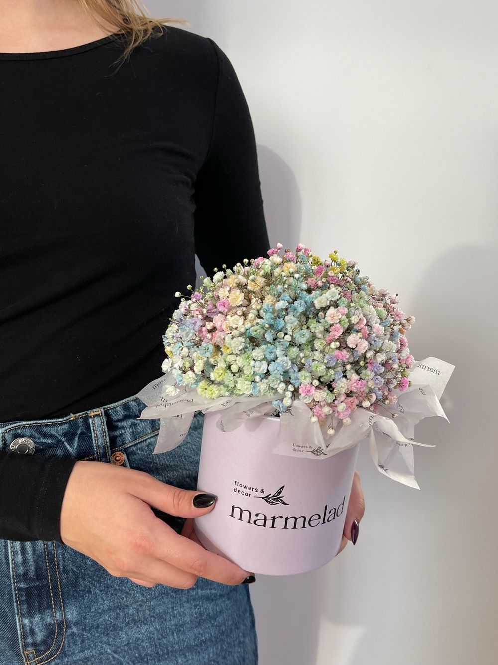 Композиция в коробке с радужной гипсофилой