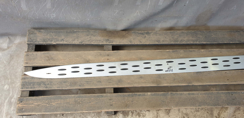 Накладка подножки левой Mercedes GLE (W166) 11-18 Б/У Оригинал A1666980348