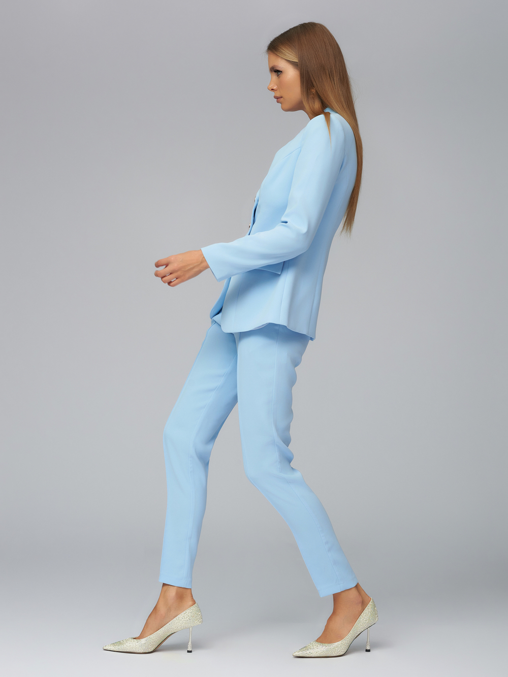 Женский голубой костюм двойка с двубортным жакетом