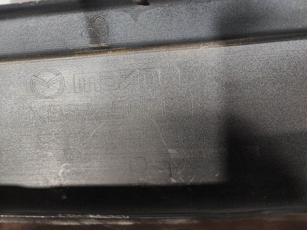 Накладка решетки радиатора Mazda CX-5 2 (KF) 17-нв Б/У Оригинал KB8A507E1