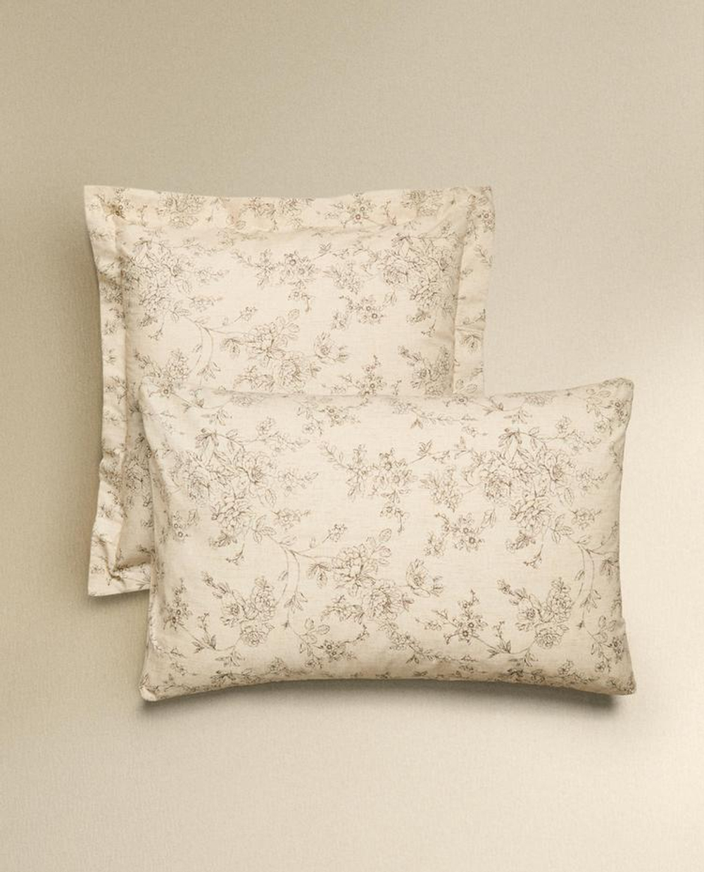 ZARA HOME НАВОЛОЧКА С ЦВЕТОЧНЫМ ПРИНТОМ, БЕЖЕВЫЙ