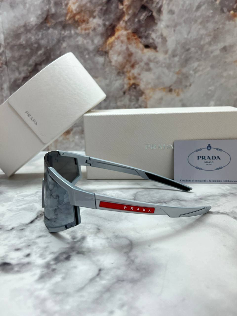 Солнцезащитные очки Prada