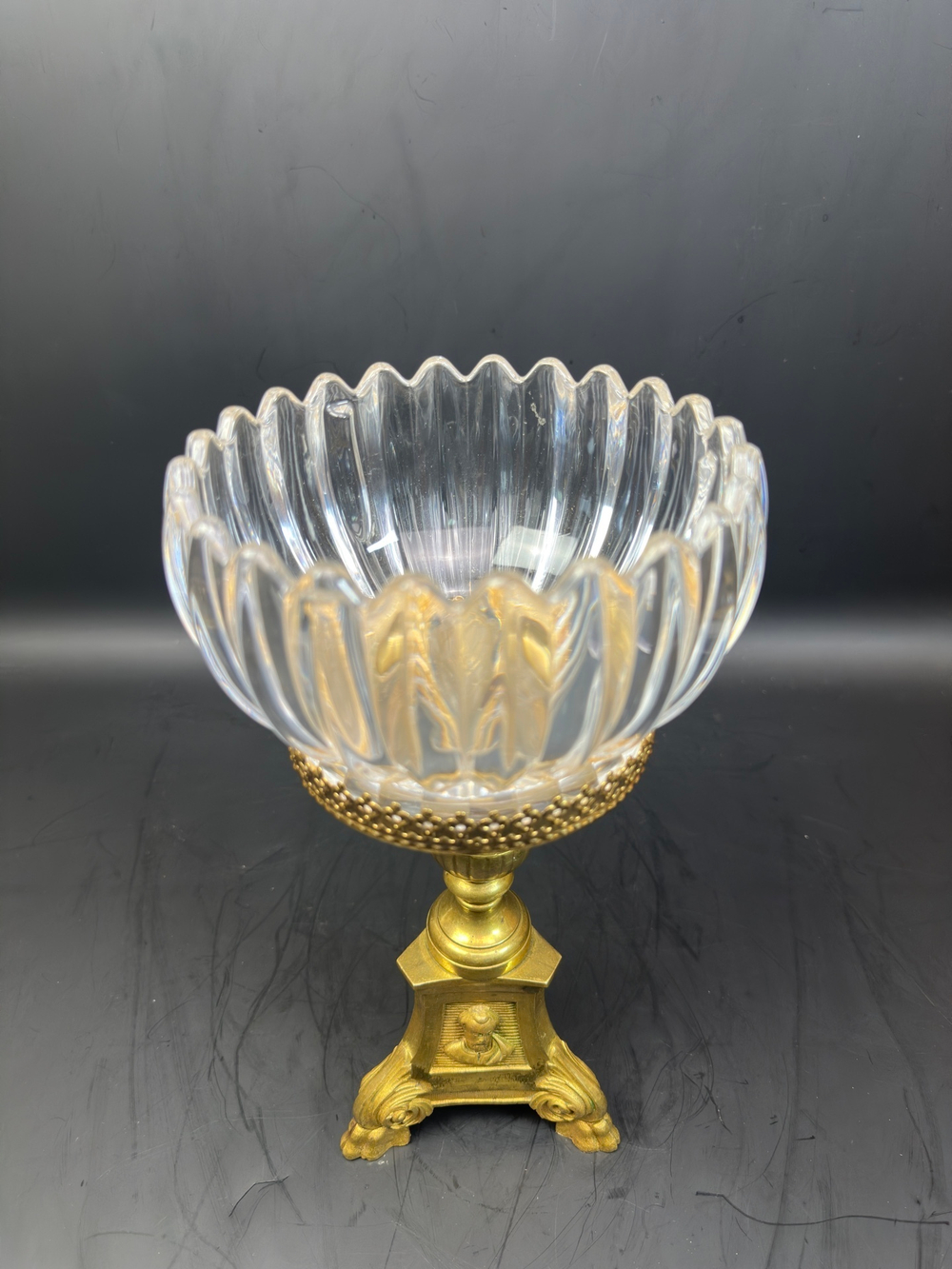 Декоративная ваза на подставке