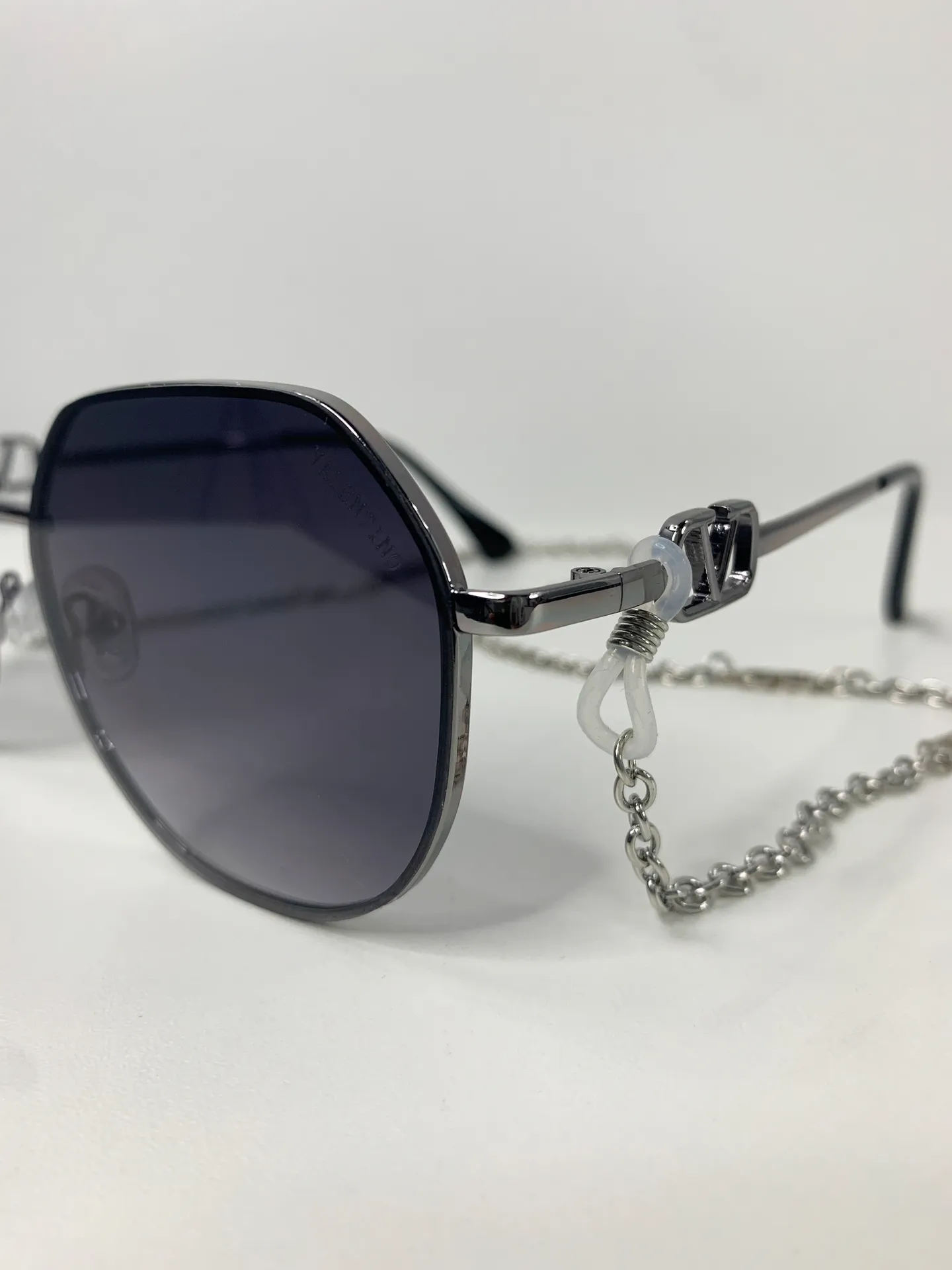 Солнцезащитные очки 7101 с металлической цепочкой\Серый шоурум