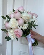 Свадебный букет из кустовых пионовидных роз, диантусов, одноголовых роз и эвкалипта