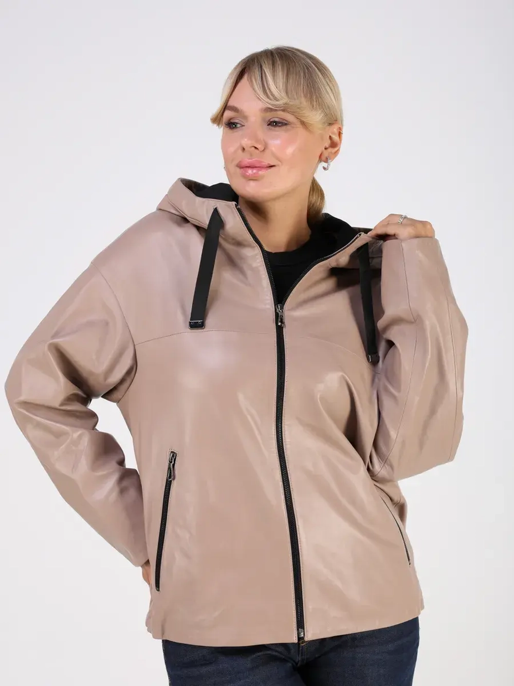 Кожаная куртка демисезонная с капюшоном короткая