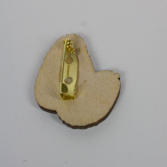 Деревянный значок. Авокадо