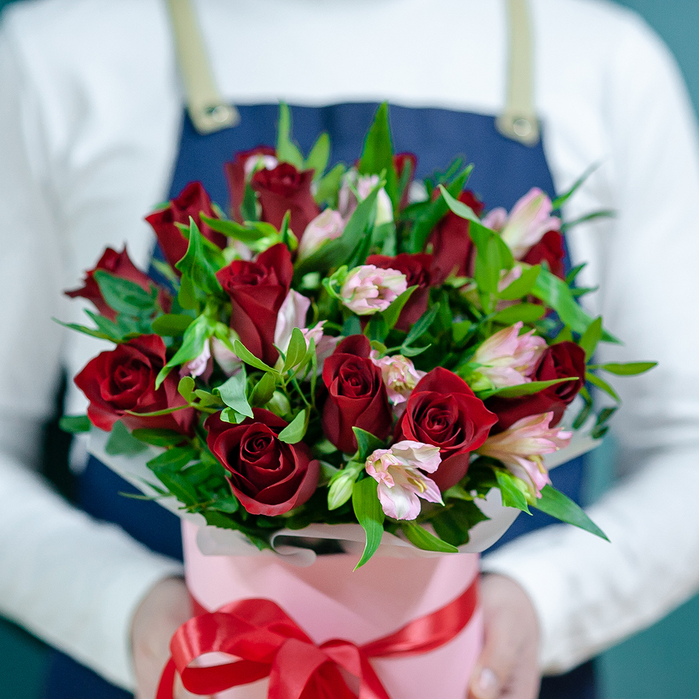 Красные розы с розовой альстромерией в шляпной коробке